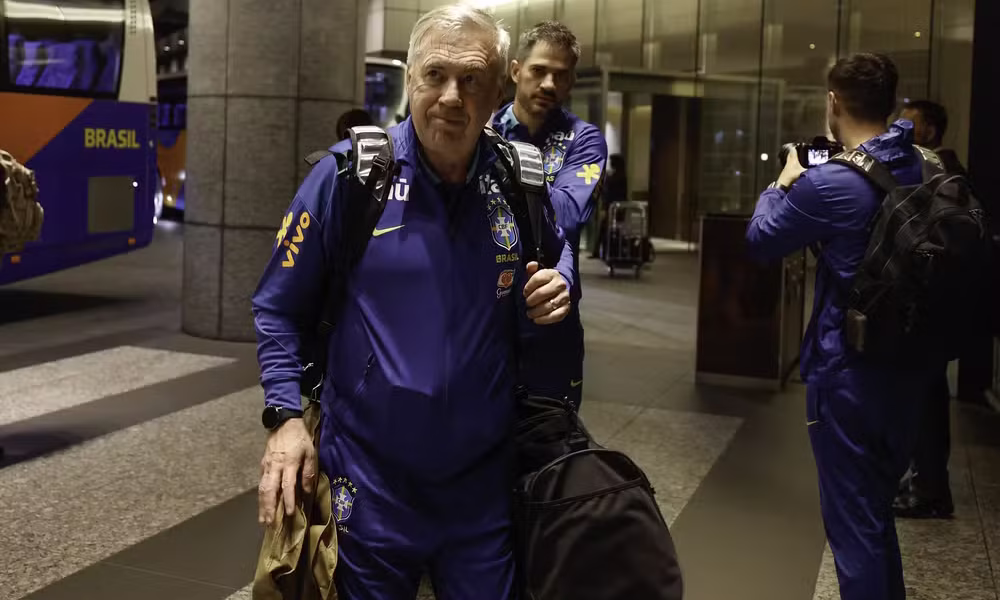 Carlo Ancelotti na chegada da seleção brasileira a Tóquio — Foto: Rafael Ribeiro / CBF