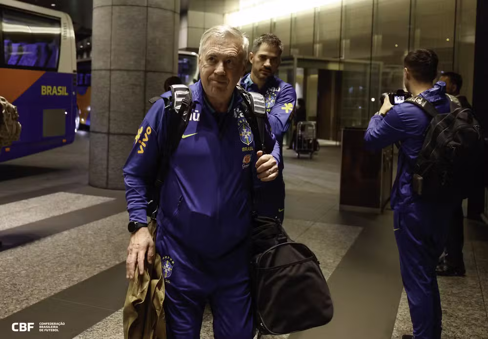 Carlo Ancelotti na chegada da seleção brasileira a Tóquio — Foto: Rafael Ribeiro / CBF