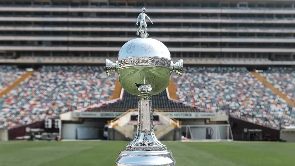 Troféu da Libertadores no Estádio Monumental, em Lima, no Peru • Reprodução/Conmebol