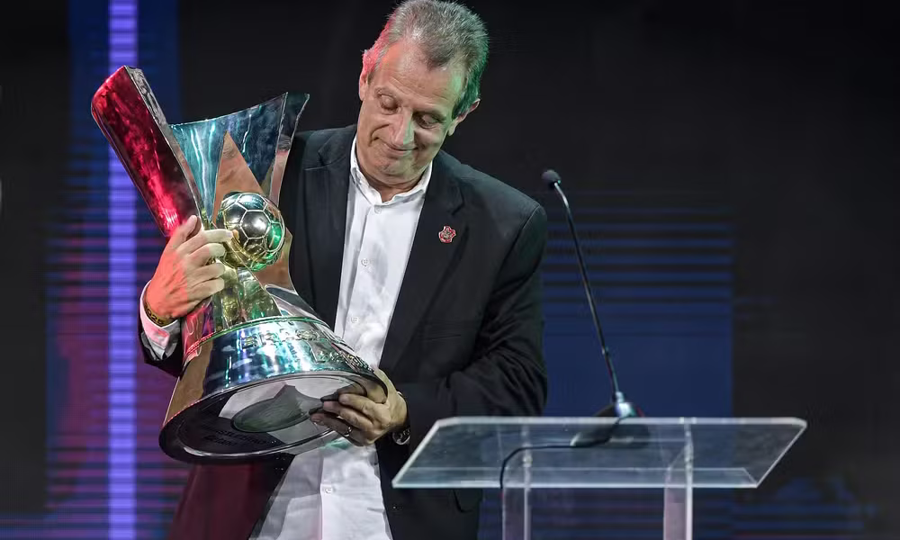 Bap, presidente do Flamengo, com a taça de campeão brasileiro — Foto: Staff Images/CBF