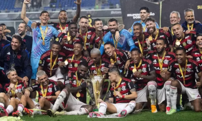 Time do Flamengo comemora com troféu da Supercopa — Foto: Divulgação/CRF/Gilvan de Souza