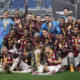 Time do Flamengo comemora com troféu da Supercopa — Foto: Divulgação/CRF/Gilvan de Souza