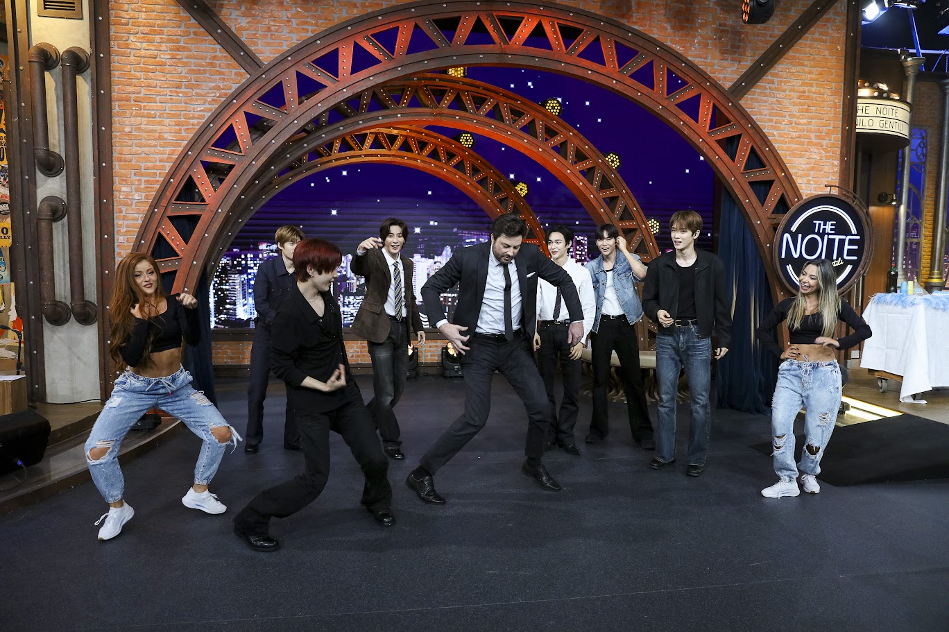 Grupo RIIZE no palco do The Noite - (Lourival Ribeiro/SBT)