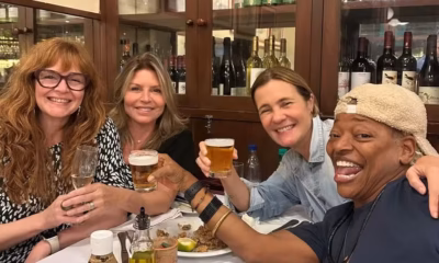 Adriana Esteves toma cervejinha com Mart'nália e mais amigas — Foto: Reprodução/Instagram