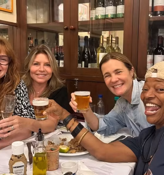 Adriana Esteves toma cervejinha com Mart'nália e mais amigas — Foto: Reprodução/Instagram