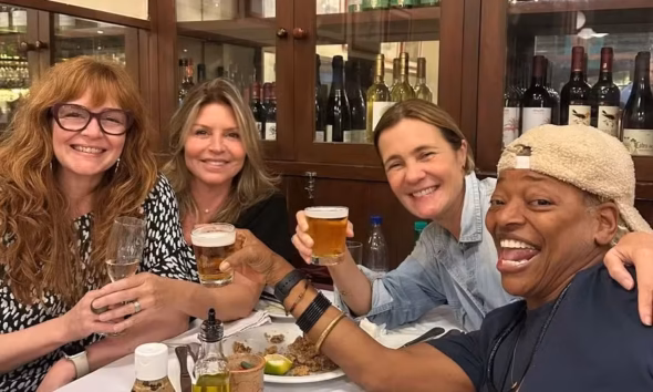 Adriana Esteves toma cervejinha com Mart'nália e mais amigas — Foto: Reprodução/Instagram