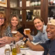 Adriana Esteves toma cervejinha com Mart'nália e mais amigas — Foto: Reprodução/Instagram