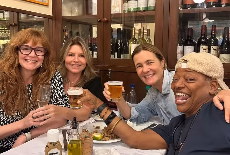 Adriana Esteves toma cervejinha com Mart'nália e mais amigas — Foto: Reprodução/Instagram