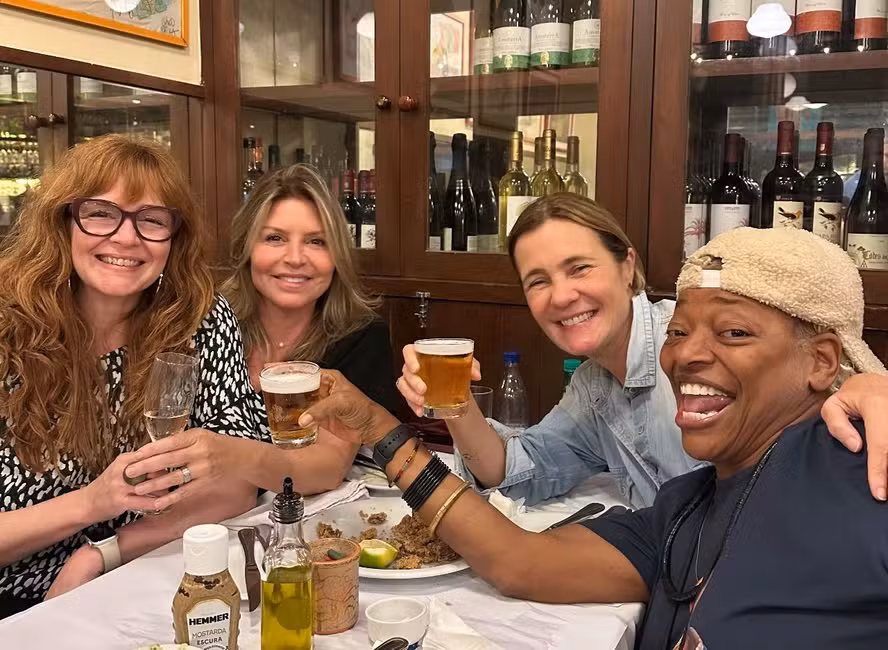 Adriana Esteves toma cervejinha com Mart'nália e mais amigas — Foto: Reprodução/Instagram
