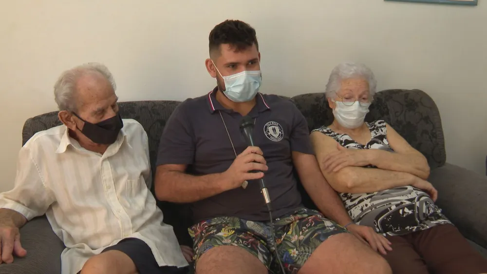 Com ajuda do neto, casal de idosos de Rincão viralizou na internet — Foto Reprodução