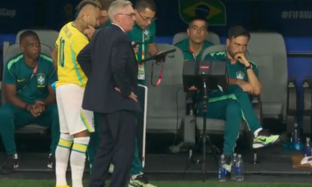 Davide Ancelotti trabalha com o pai desde 2012 e integra a comissão técnica da Seleção Brasileira. (Reprodução:@davideancelotticoach | CazéTV)