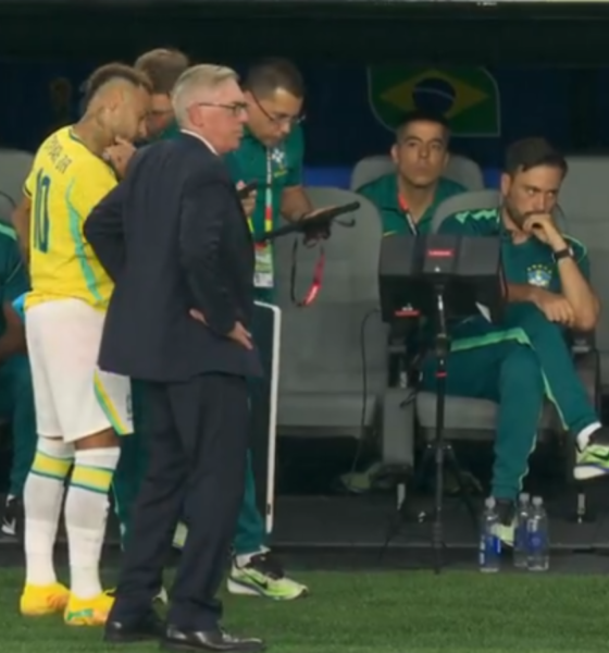 Davide Ancelotti trabalha com o pai desde 2012 e integra a comissão técnica da Seleção Brasileira. (Reprodução:@davideancelotticoach | CazéTV)