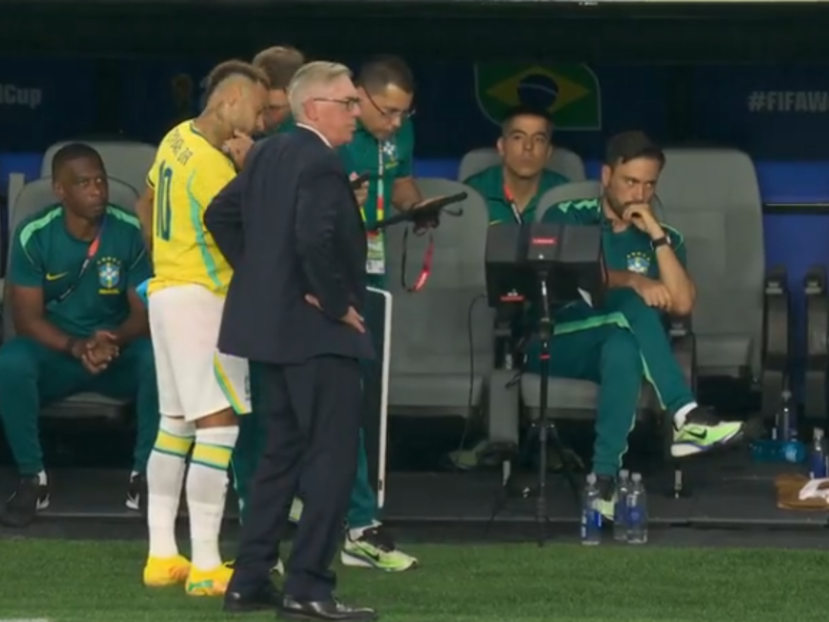 Davide Ancelotti trabalha com o pai desde 2012 e integra a comissão técnica da Seleção Brasileira. (Reprodução:@davideancelotticoach | CazéTV)