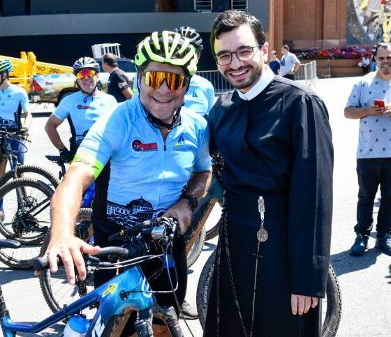 Cantor Daniel chega em Aparecida após percorrer mais de 300km de bicicleta (Foto- Kleber Augusto : Santuário Nacional)