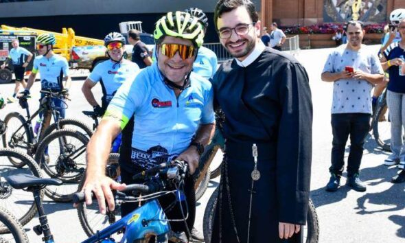 Cantor Daniel chega em Aparecida após percorrer mais de 300km de bicicleta (Foto- Kleber Augusto : Santuário Nacional)
