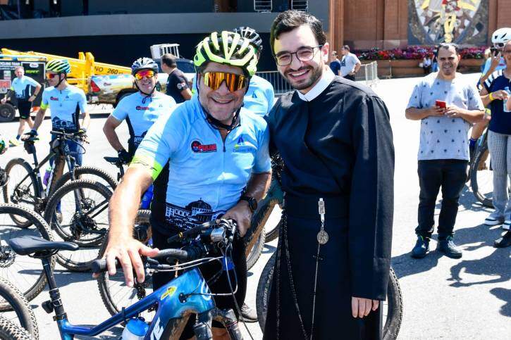 Cantor Daniel chega em Aparecida após percorrer mais de 300km de bicicleta (Foto- Kleber Augusto : Santuário Nacional)