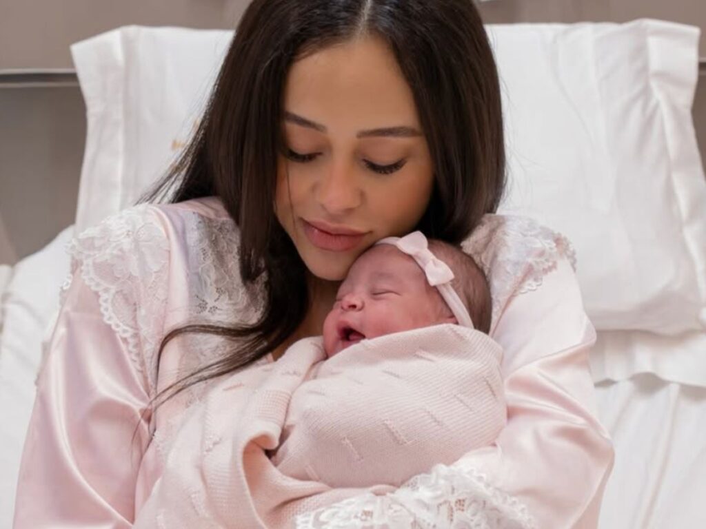 Carol Alves e a filha Foto Divulgação